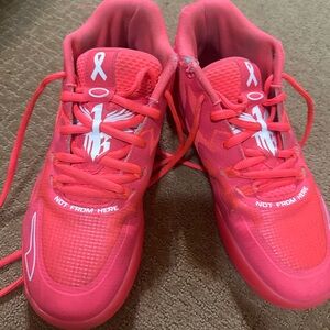 Puma Bright Pink Athletic Sneakers
La melo ball basketball shoes